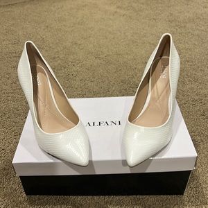 ALFANI JEULES Step and Flex White Snake Size 8.5 Never Worn brand new in box